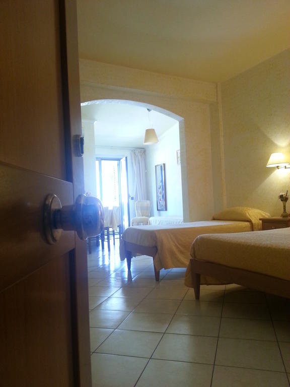 Hotel Mistef Falerna Habitación foto